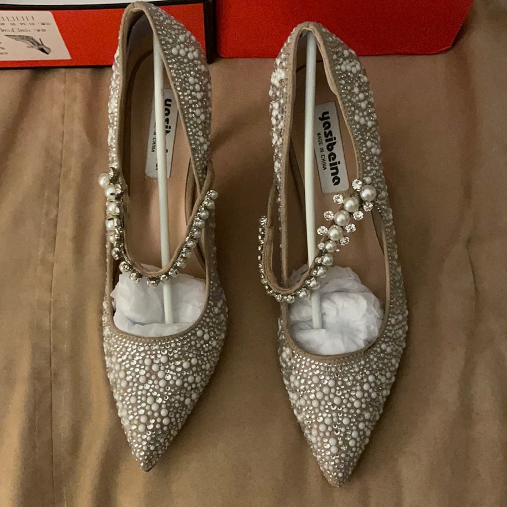 Size 8 1/2. The brand name is yasibeina. BN in box